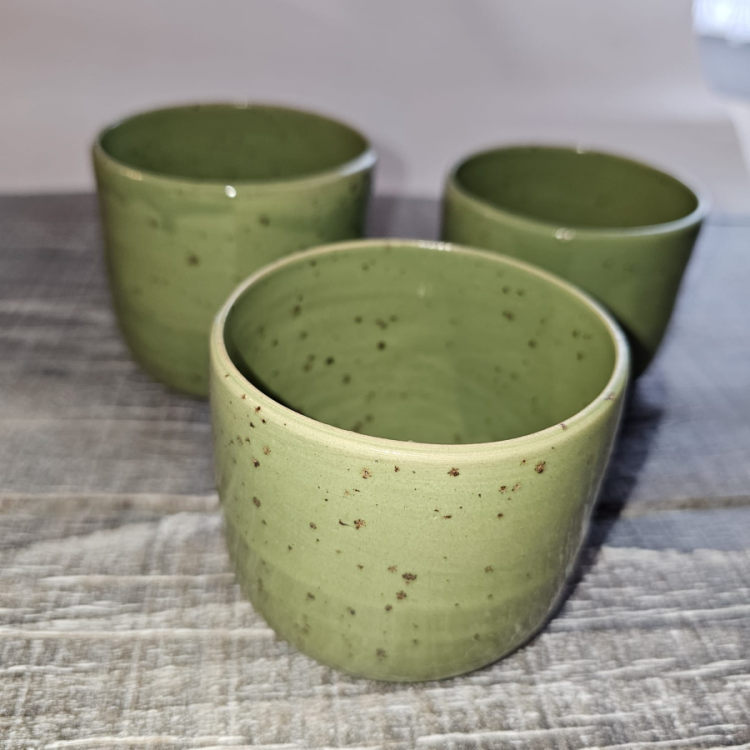 Pistacjowo - zielona czarka kubek bez ucha ręcznie toczony zielony kubek