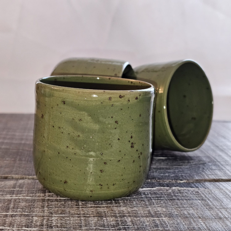 Pistacjowo - zielona czarka kubek bez ucha ręcznie toczony zielony kubek