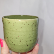 Pistacjowo - zielona czarka kubek bez ucha ręcznie toczony zielony kubek