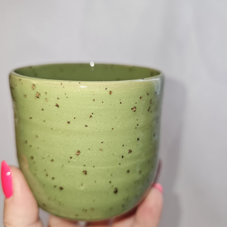 Pistacjowo - zielona czarka kubek bez ucha ręcznie toczony zielony kubek