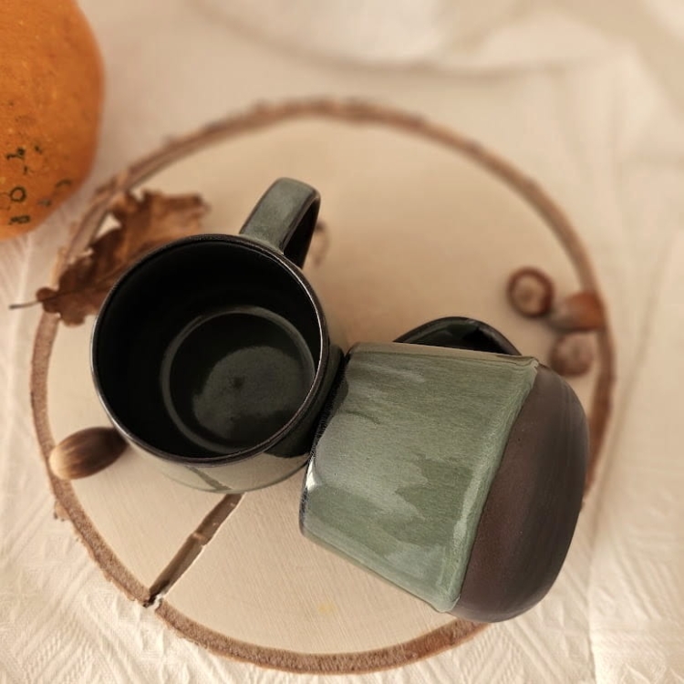 Kubek ceramiczny z uchem beczułka ręcznie robiony metodą odlewu 300 ml - ZIELONY