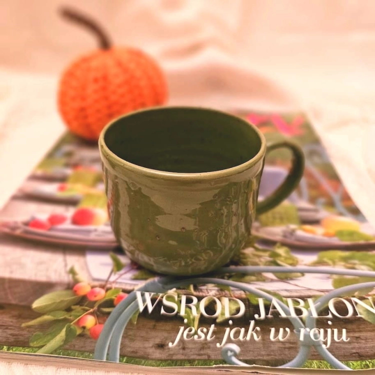 Pistacjowo - zielony kubek ceramiczny z uchem ręcznie toczony