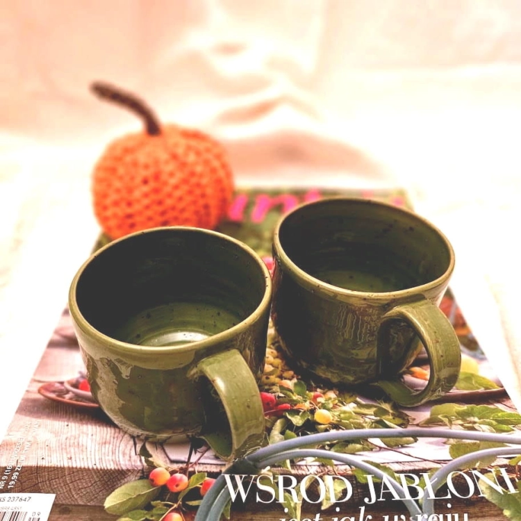 Pistacjowo - zielony kubek ceramiczny z uchem ręcznie toczony