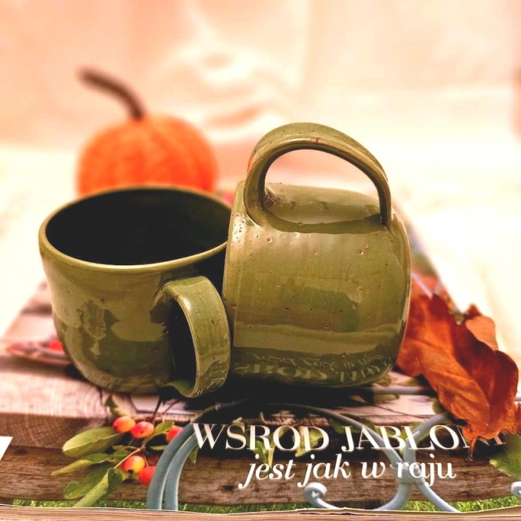 Pistacjowo - zielony kubek ceramiczny z uchem ręcznie toczony