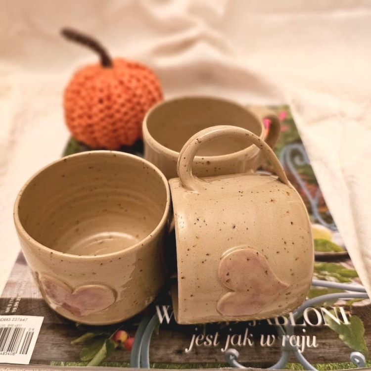Kubek beżowy ceramiczny nakrapiany z jasno - różowym sercem ręcznie toczony