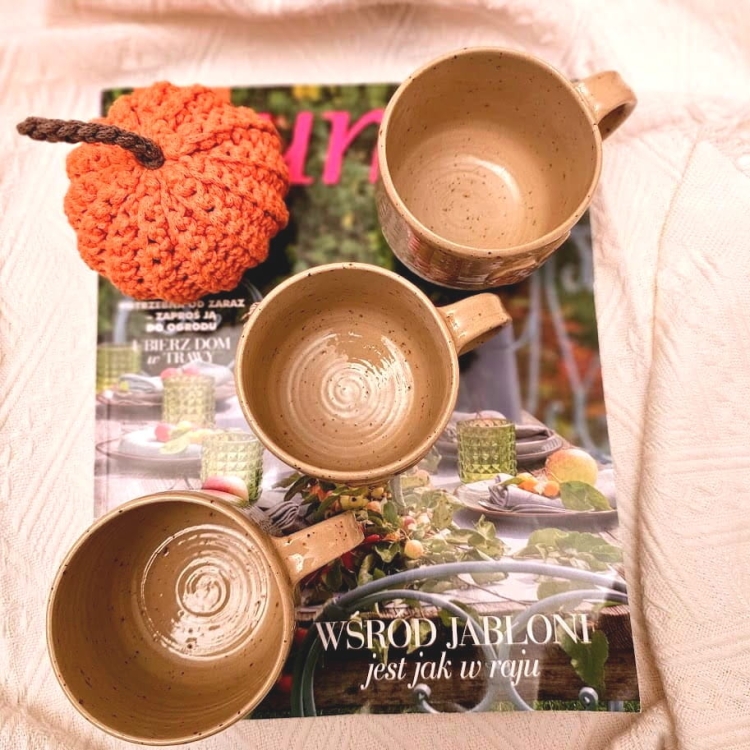 Kubek beżowy ceramiczny nakrapiany z jasno - różowym sercem ręcznie toczony