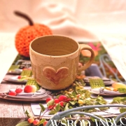 Kubek beżowy ceramiczny nakrapiany z jasno - różowym sercem ręcznie toczony