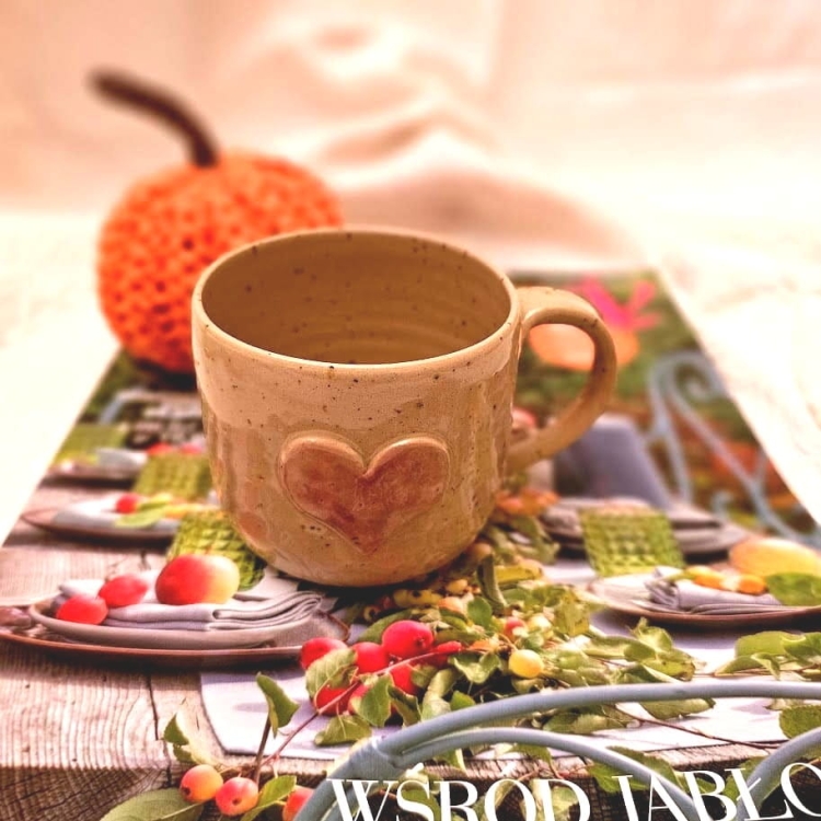 Kubek beżowy ceramiczny nakrapiany z jasno - różowym sercem ręcznie toczony