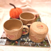 Kubek beżowy ceramiczny nakrapiany z jasno - różowym sercem ręcznie toczony