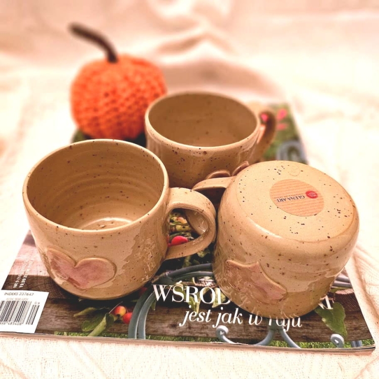 Kubek beżowy ceramiczny nakrapiany z jasno - różowym sercem ręcznie toczony