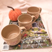 Kubek beżowy ceramiczny nakrapiany z jasno - różowym sercem ręcznie toczony