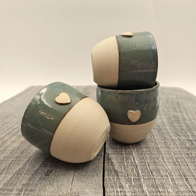 Czarka zielono-niebieska z serduszkiem 180 ml dwukolorowa kubek bez ucha z serduszkiem