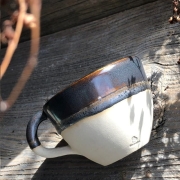 Kubek z uchem czarne szkliwo elegancki ze złotymi refleksami 250 ml