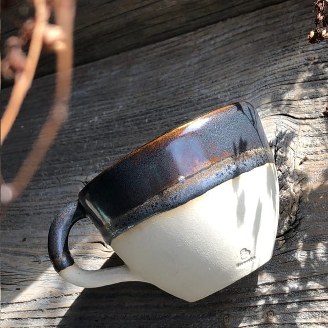 Kubek z uchem czarne szkliwo elegancki ze złotymi refleksami 250 ml