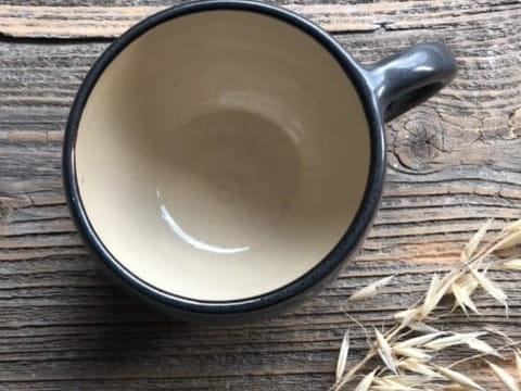 Kubek z uchem czarne szkliwo elegancki ze złotymi refleksami 250 ml