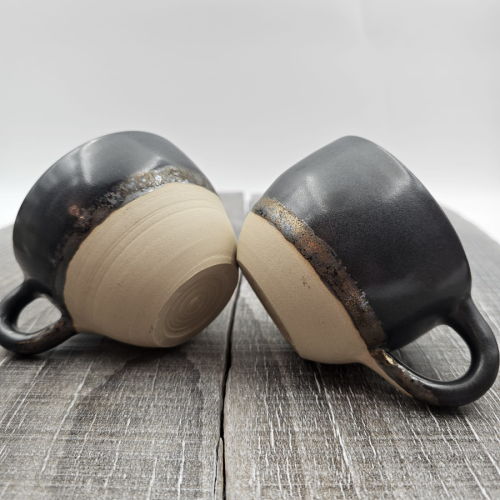 Kubek z uchem czarne szkliwo elegancki ze złotymi refleksami 250 ml