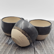 Kubek z uchem czarne szkliwo elegancki ze złotymi refleksami 250 ml