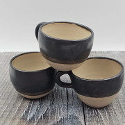 Kubek z uchem czarne szkliwo elegancki ze złotymi refleksami 250 ml