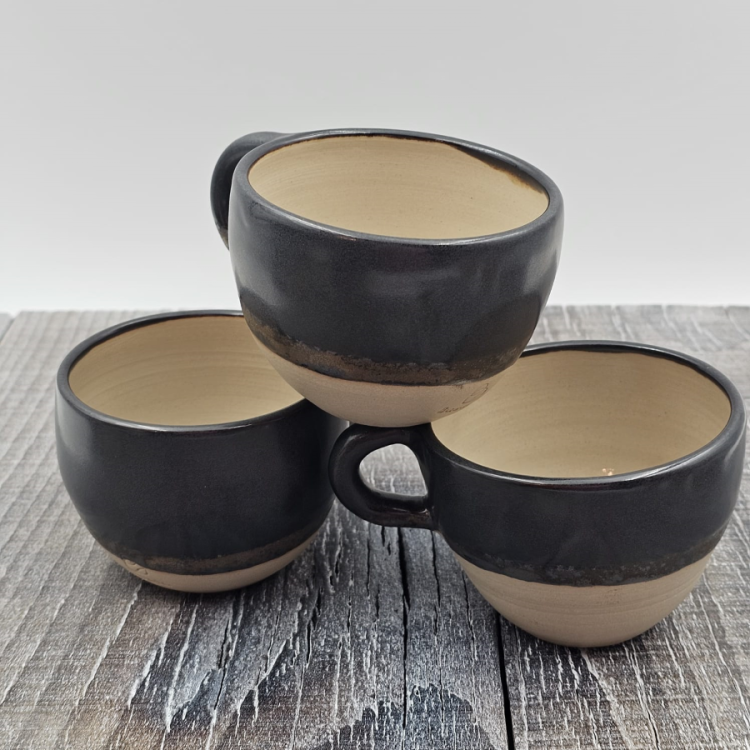 Kubek z uchem czarne szkliwo elegancki ze złotymi refleksami 250 ml