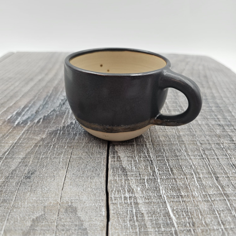 Kubek z uchem czarne szkliwo elegancki ze złotymi refleksami 250 ml