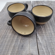 Kubek z uchem czarne szkliwo elegancki ze złotymi refleksami 250 ml