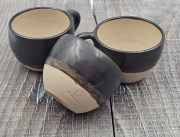 Kubek z uchem czarne szkliwo elegancki ze złotymi refleksami 250 ml