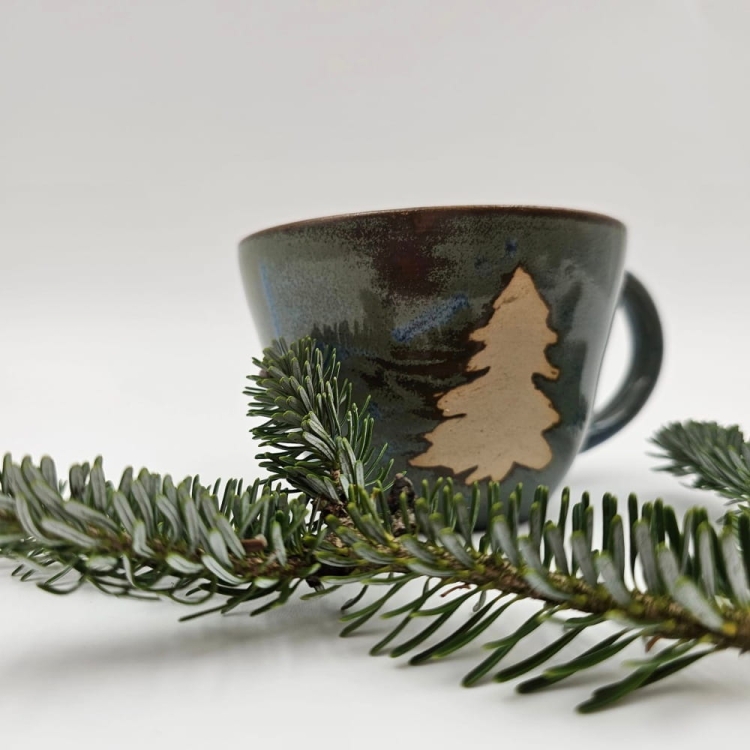 Kubek ceramiczny / filiżanka z choinką i uchem zielono-niebiesko-brązowy Bożonarodzeniowy świąteczny kubek ręcznie toczony