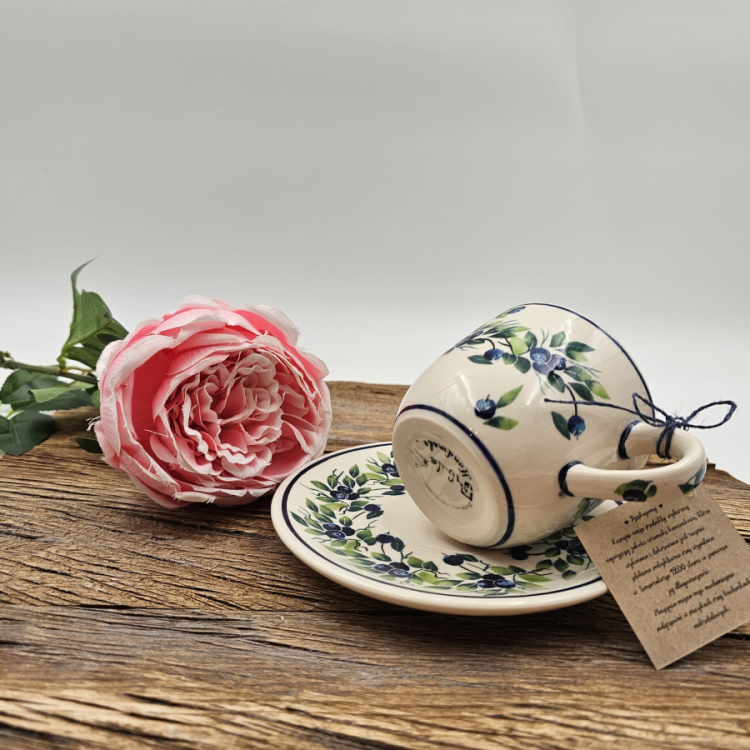 Filiżanka ceramiczna ze spodkiem Jagody kaszubska ceramika ręcznie zdobiona Arbata