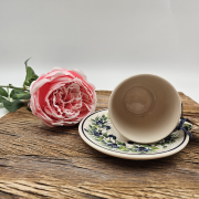 Filiżanka ceramiczna ze spodkiem Jagody kaszubska ceramika ręcznie zdobiona Arbata