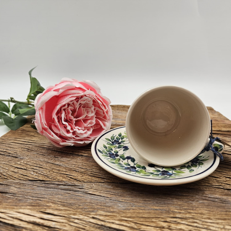Filiżanka ceramiczna ze spodkiem Jagody kaszubska ceramika ręcznie zdobiona Arbata