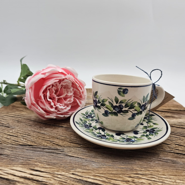 Filiżanka ceramiczna ze spodkiem Jagody kaszubska ceramika ręcznie zdobiona Arbata