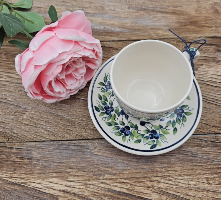 Filiżanka ceramiczna ze spodkiem Jagody kaszubska ceramika ręcznie zdobiona Arbata