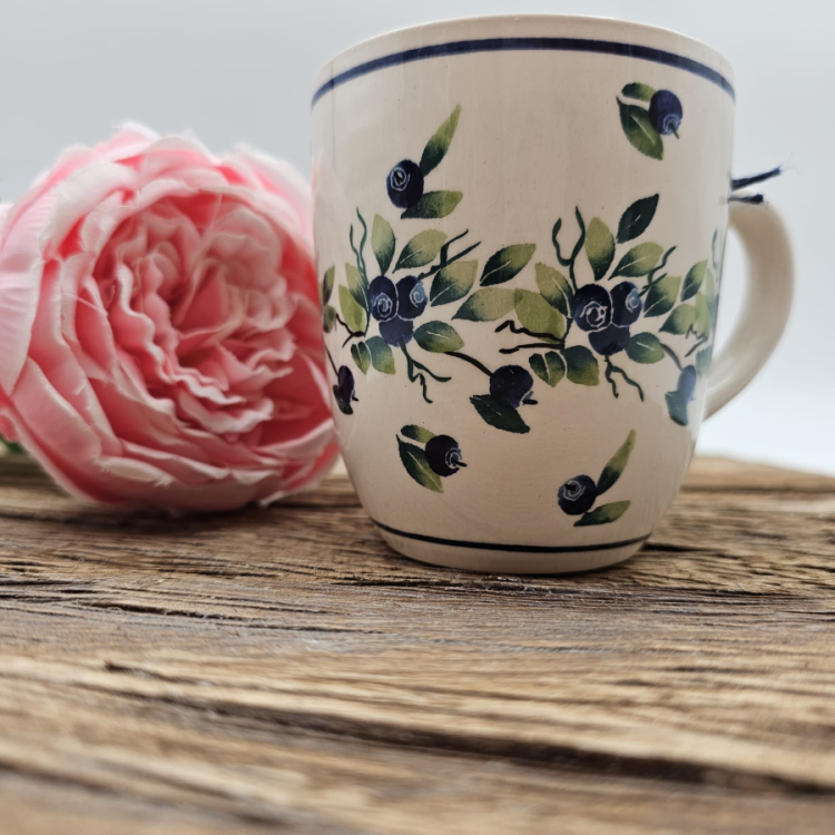 Kubek ceramiczny Bell Jagody kaszubska ceramika ręcznie zdobiony Arbata
