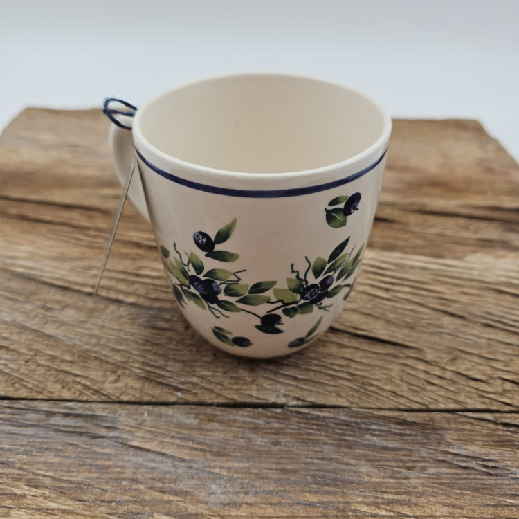 Kubek ceramiczny Bell Jagody kaszubska ceramika ręcznie zdobiony Arbata