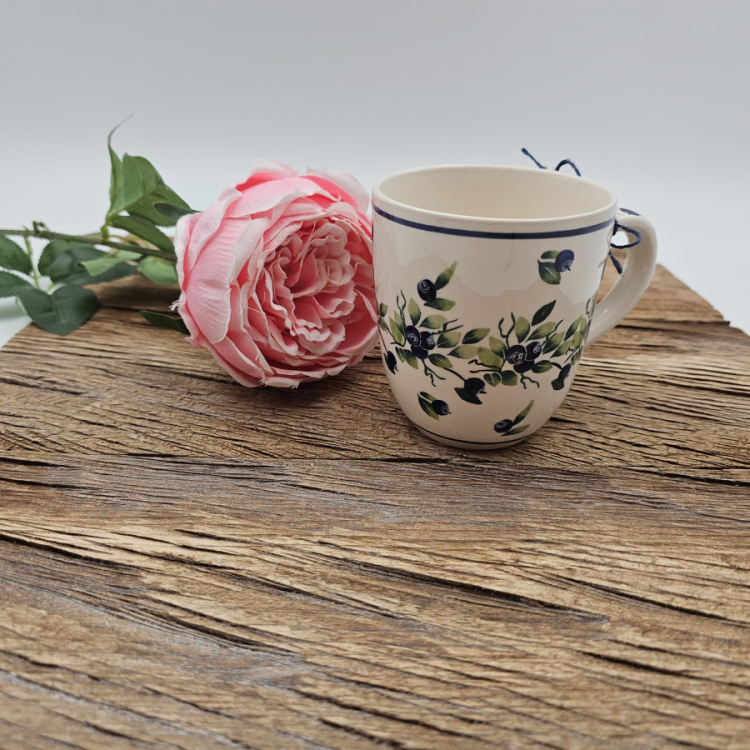 Kubek ceramiczny Bell Jagody kaszubska ceramika ręcznie zdobiony Arbata