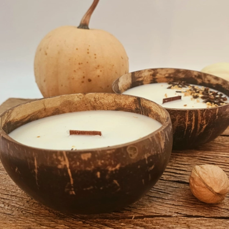 Świeca sojowa naturalna w kokosie - Dynia i goździk - Jesienny wieczór