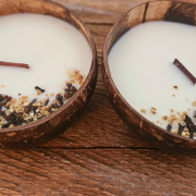 Świeca sojowa naturalna w kokosie - Dynia i goździk - Jesienny wieczór
