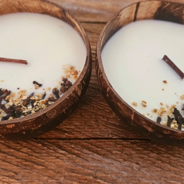 Świeca sojowa naturalna w kokosie - Dynia i goździk - Jesienny wieczór