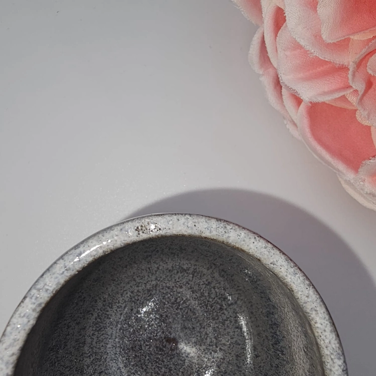 Kubek ceramiczny brązowy do espresso rękodzieło biały rant mała czarka espresso