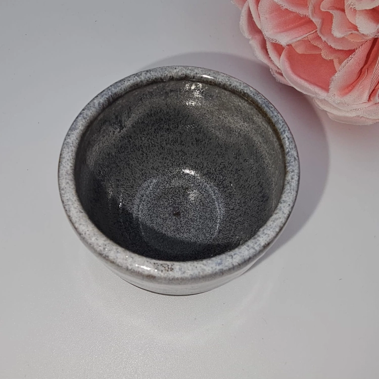 Kubek ceramiczny brązowy do espresso rękodzieło biały rant mała czarka espresso