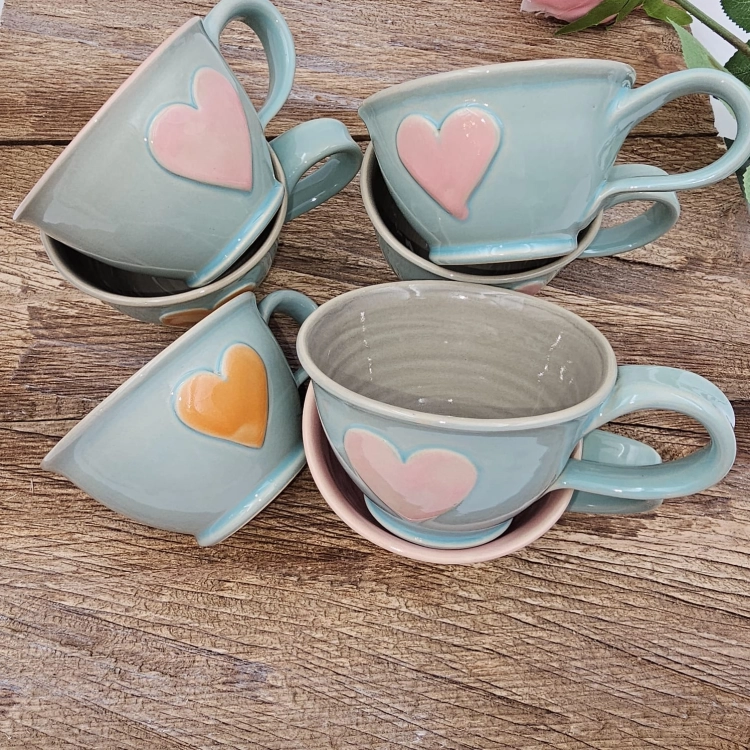 Filiżanka ceramiczna ZIELONA - SELEDYNOWA SERDUSZKO 200 ml kolorowa ręcznie robiona FAJNA CERAMIKA z serduszkami