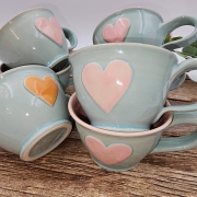 Filiżanka ceramiczna ZIELONA - SELEDYNOWA SERDUSZKO 200 ml kolorowa ręcznie robiona FAJNA CERAMIKA z serduszkami