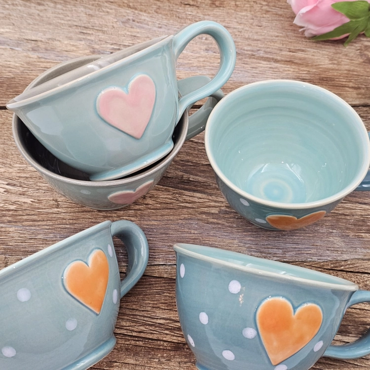 Filiżanka ceramiczna ZIELONA - SELEDYNOWA SERDUSZKO 300 ml kolorowa ręcznie robiona Fajna Ceramika z serduszkami