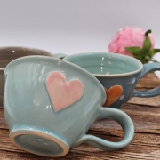 Filiżanka ceramiczna ZIELONA - SELEDYNOWA SERDUSZKO 300 ml kolorowa ręcznie robiona Fajna Ceramika z serduszkami