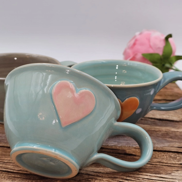 Filiżanka ceramiczna ZIELONA - SELEDYNOWA SERDUSZKO 300 ml kolorowa ręcznie robiona Fajna Ceramika z serduszkami
