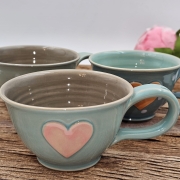 Filiżanka ceramiczna ZIELONA - SELEDYNOWA SERDUSZKO 300 ml kolorowa ręcznie robiona Fajna Ceramika z serduszkami