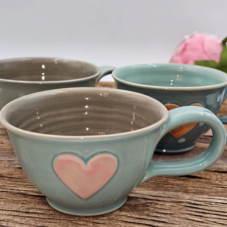 Filiżanka ceramiczna ZIELONA - SELEDYNOWA SERDUSZKO 300 ml kolorowa ręcznie robiona Fajna Ceramika z serduszkami