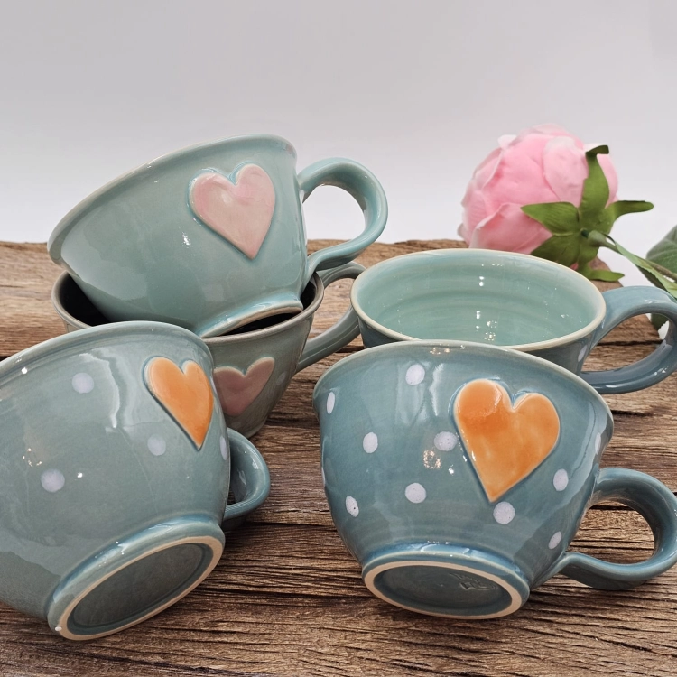 Filiżanka ceramiczna ZIELONA - SELEDYNOWA SERDUSZKO 300 ml kolorowa ręcznie robiona Fajna Ceramika z serduszkami