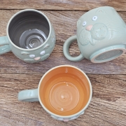 KUBEK ceramiczny KOT beczułka seledynowa 400 ml w kwiatki i bez kwiatków FAJNA CERAMIKA kolorowy kubek kubek KOT z kotem