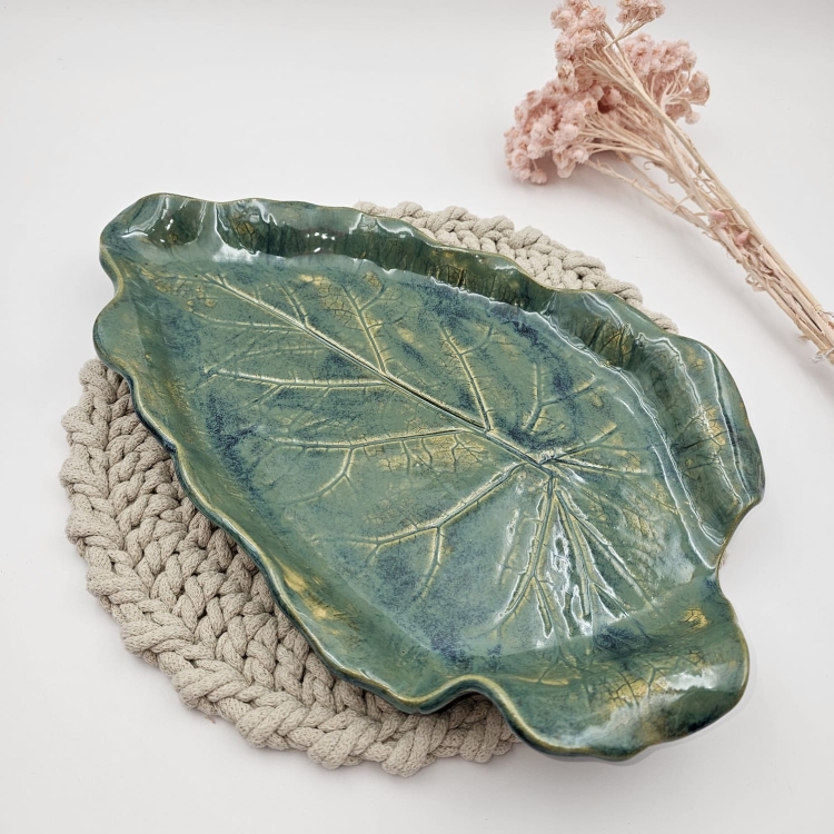 Patera ceramiczna liść szmaragdowa ręcznie robiona i zdobiona rękodzieło pomysł na prezent patera duży talerz liść